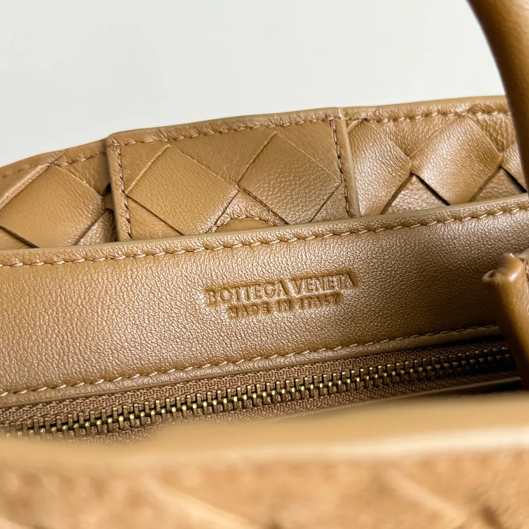 The new Andiamo batch of 3060 BV is shipped‼ ️The classic intercciato weaving process is used to create a soft bag, the metal knot is made of micro-cast aluminum using jewelry technology🪢, and the decorative beads are made of metal and hand-polished oak, allowing you to jump repeatedly between elegance and fun💃, making it unpredictable. Classic and versatile, it shows off your temperament, and the bag has a large capacity, making it very convenient for daily commuting! It has a variety of carrying methods, the shoulder straps can be adjusted by yourself, the original lambskin feels soft and delicate, and the unisex style breaks gender boundaries and brings a more practical and long-lasting use experience. The Andiamo, which has both elegant and casual styles, perfectly interprets the "fashionable old money style". Style number: 743568+wood hardware Color: suede mustard green Size: 25*22*10.5cm